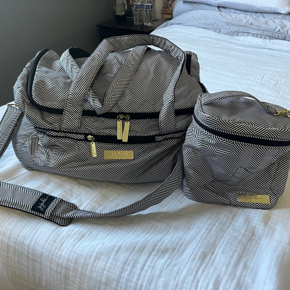 Juju Be duffel bag with cell pack.